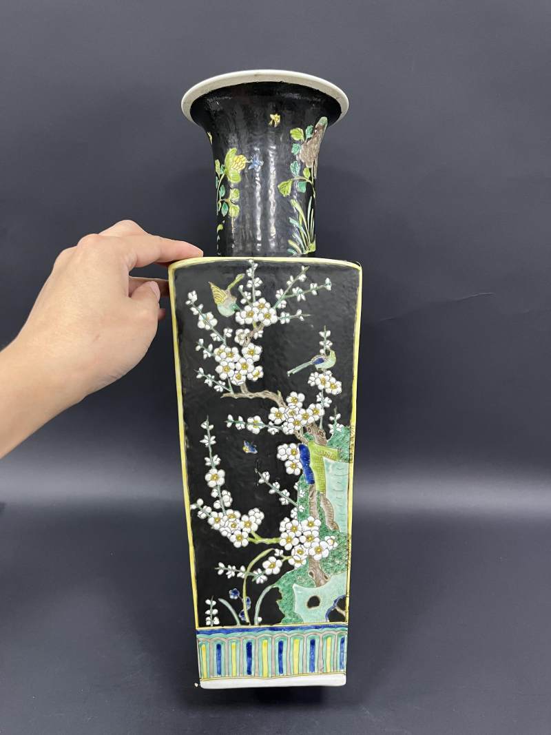 清晚期 墨地素三彩四季花卉纹天圆地方瓶一对 - 图5