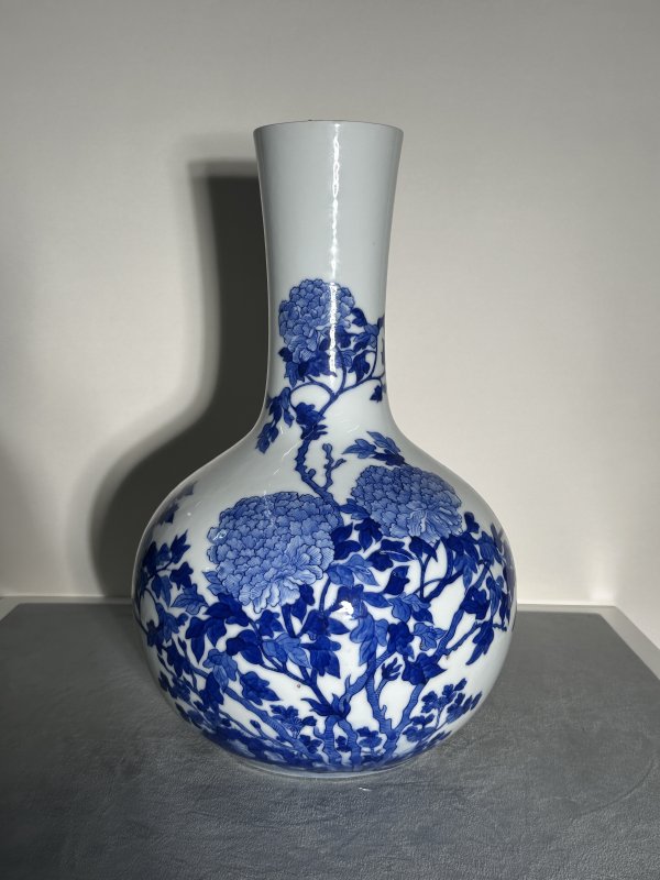 清晚期 青花花卉天球瓶 - 图1