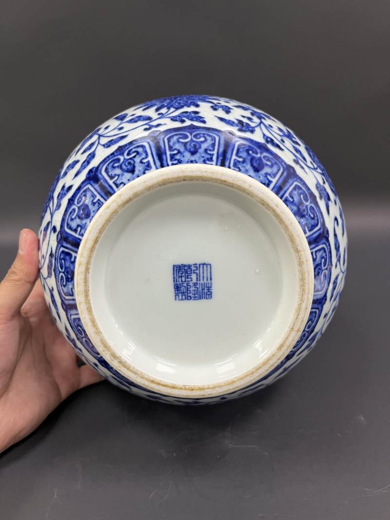 清乾隆 青花缠枝莲纹赏瓶 - 图6