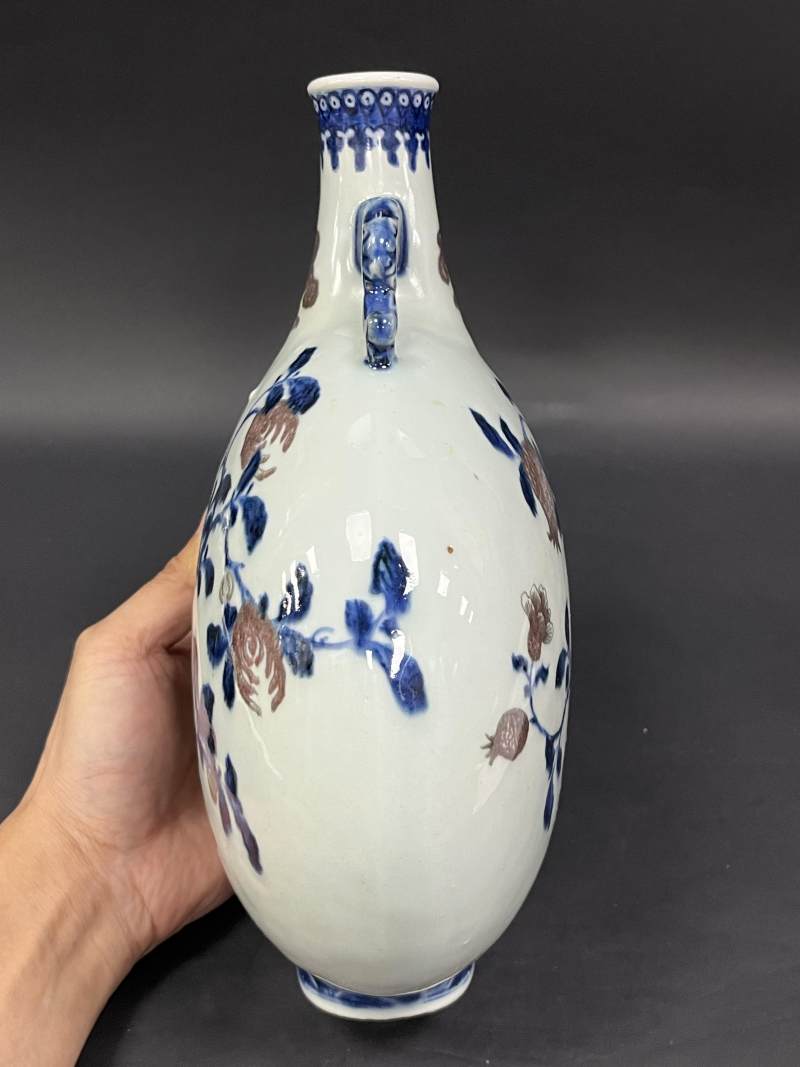 清乾隆 青花釉里红瑞果纹抱月瓶 - 图3
