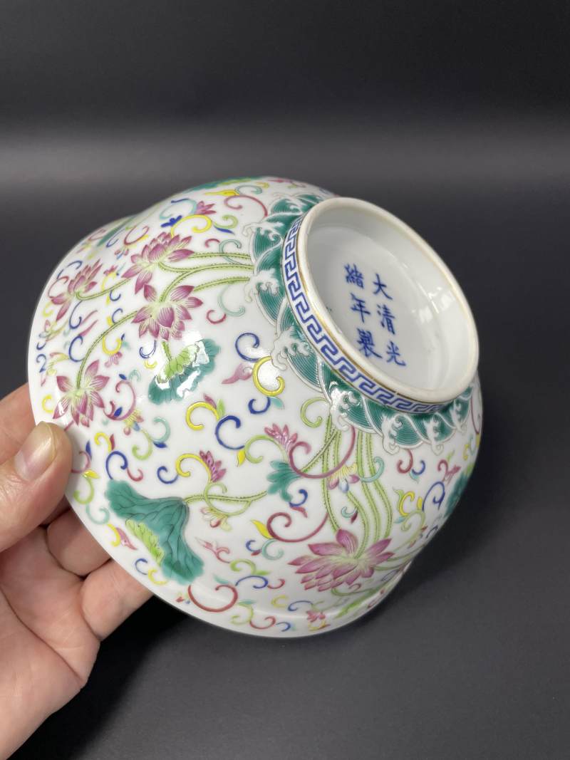 清光绪 内青花外粉彩荷塘图大碗 - 图12