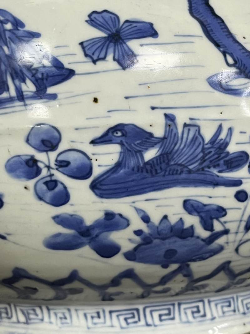 明万历 青花荷塘鸳鸯图蒜头瓶 - 图16