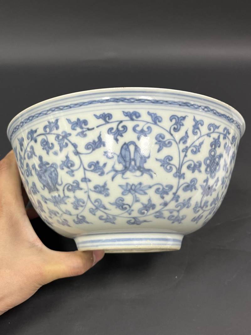 明中期 青花缠枝莲托八宝纹大碗 - 图4