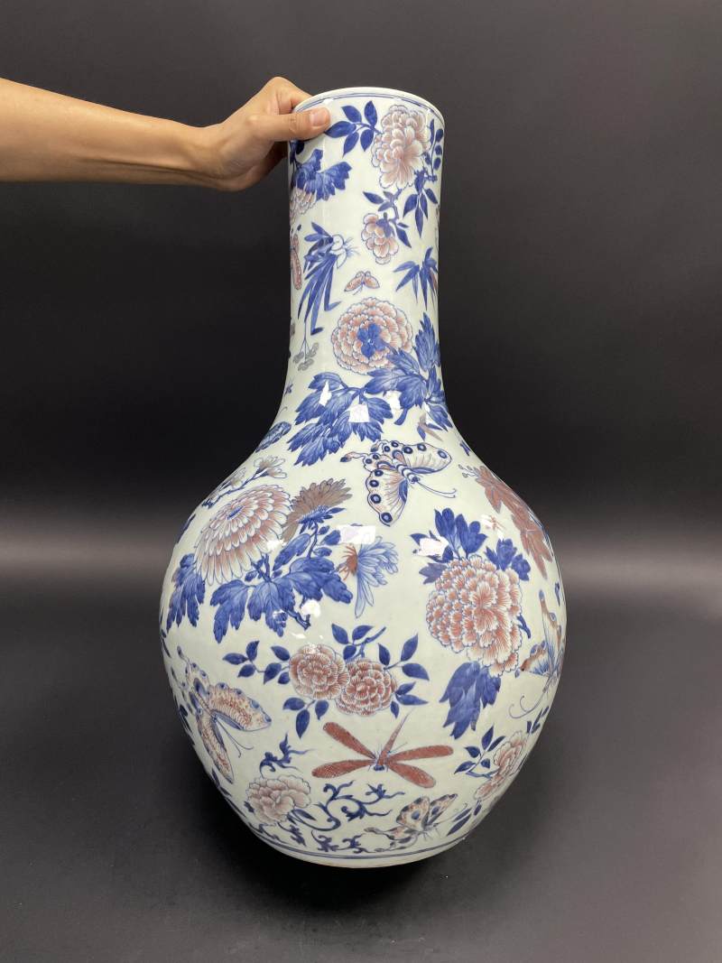 清乾隆 青花釉里红蝶恋花图天球瓶 - 图4