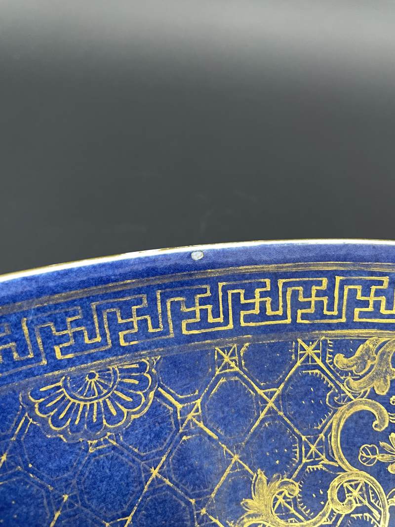 清晚期 蓝釉描金锦地开光粉彩昭君出塞图大盘 - 图14