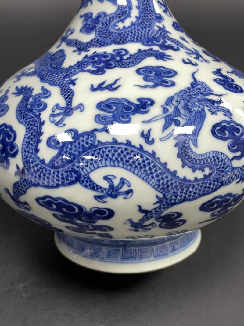 清道光 青花九龙图荸荠瓶 - 图14