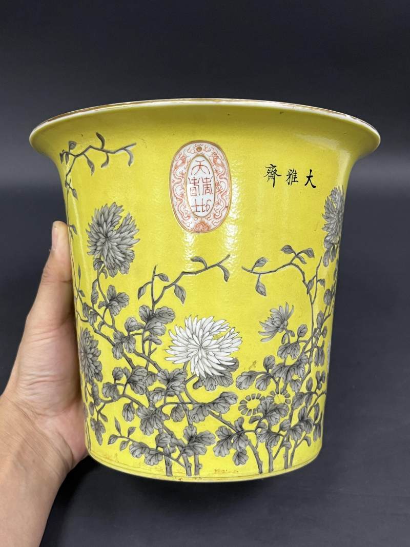 清晚期 黄地墨彩菊花纹花盆带奁一对 - 图23