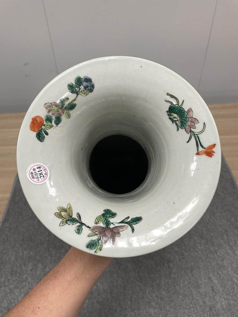 清晚期 五彩花蝶开光仕女图天圆地方大瓶一对 - 图6