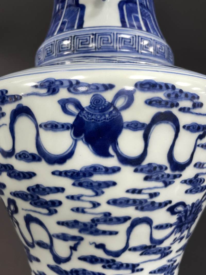 清乾隆 青花云蝠八宝纹花耳瓶 - 图17