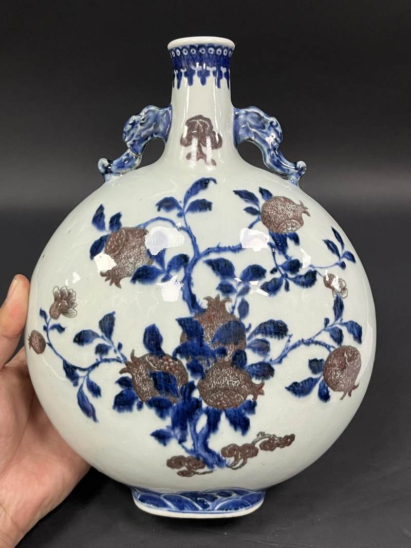 清乾隆 青花釉里红瑞果纹抱月瓶 - 图4
