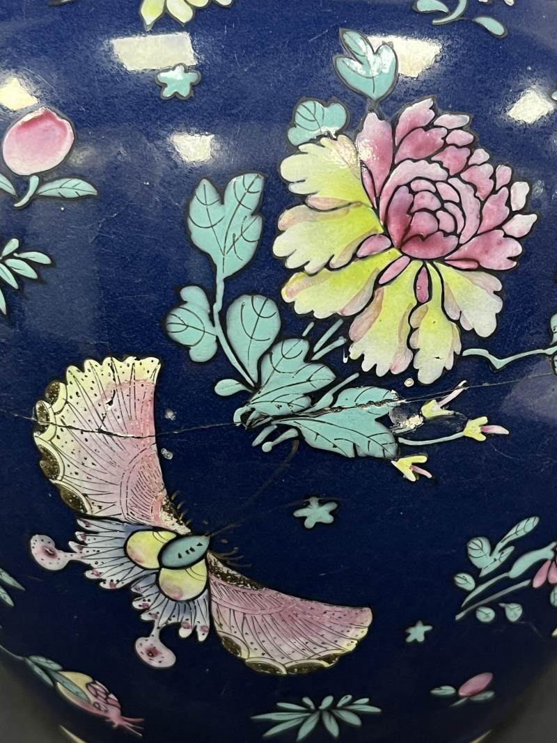 清中期 蓝釉粉彩花蝶纹罐一对 - 图9