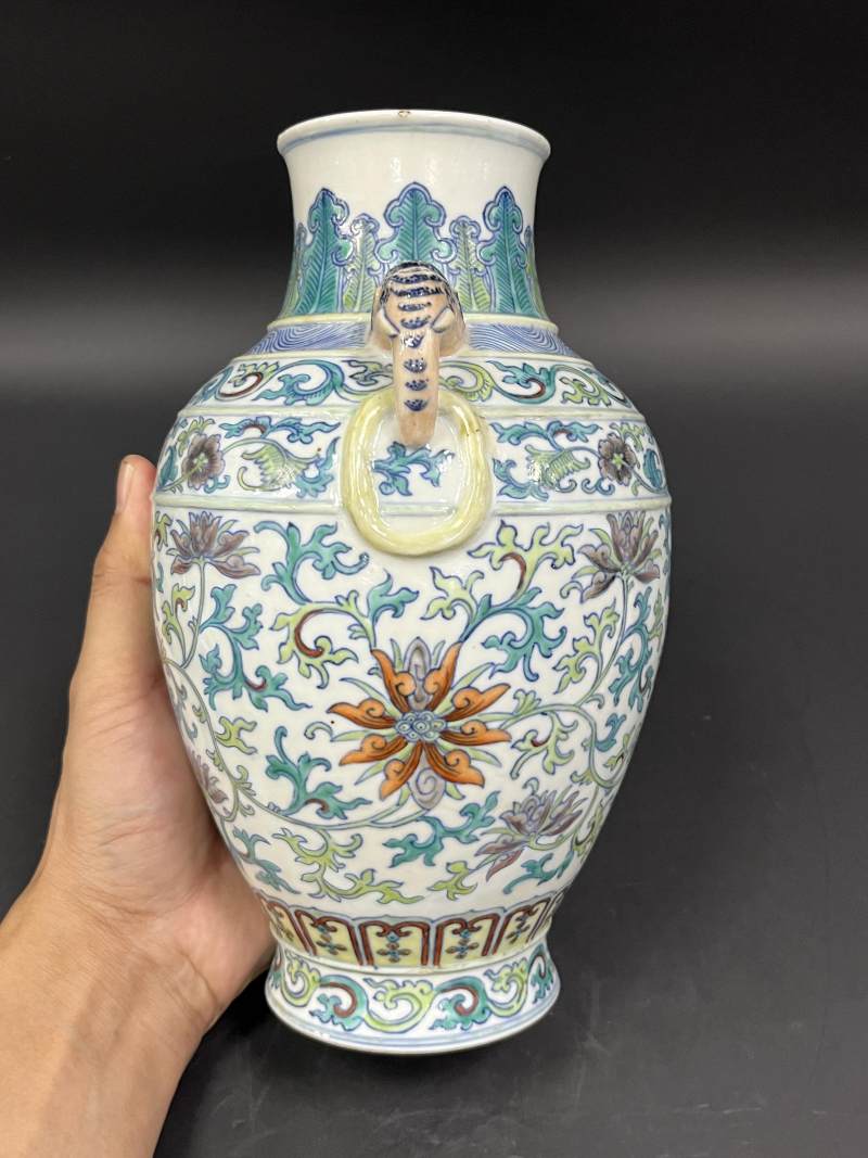 清晚期 斗彩缠枝莲纹象耳尊 - 图3
