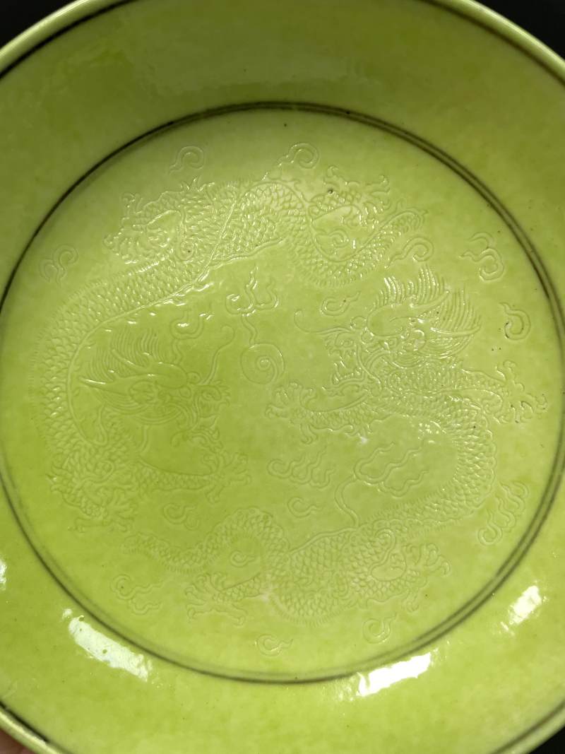 清光绪 秋葵绿釉暗刻云龙纹盘一对 - 图13