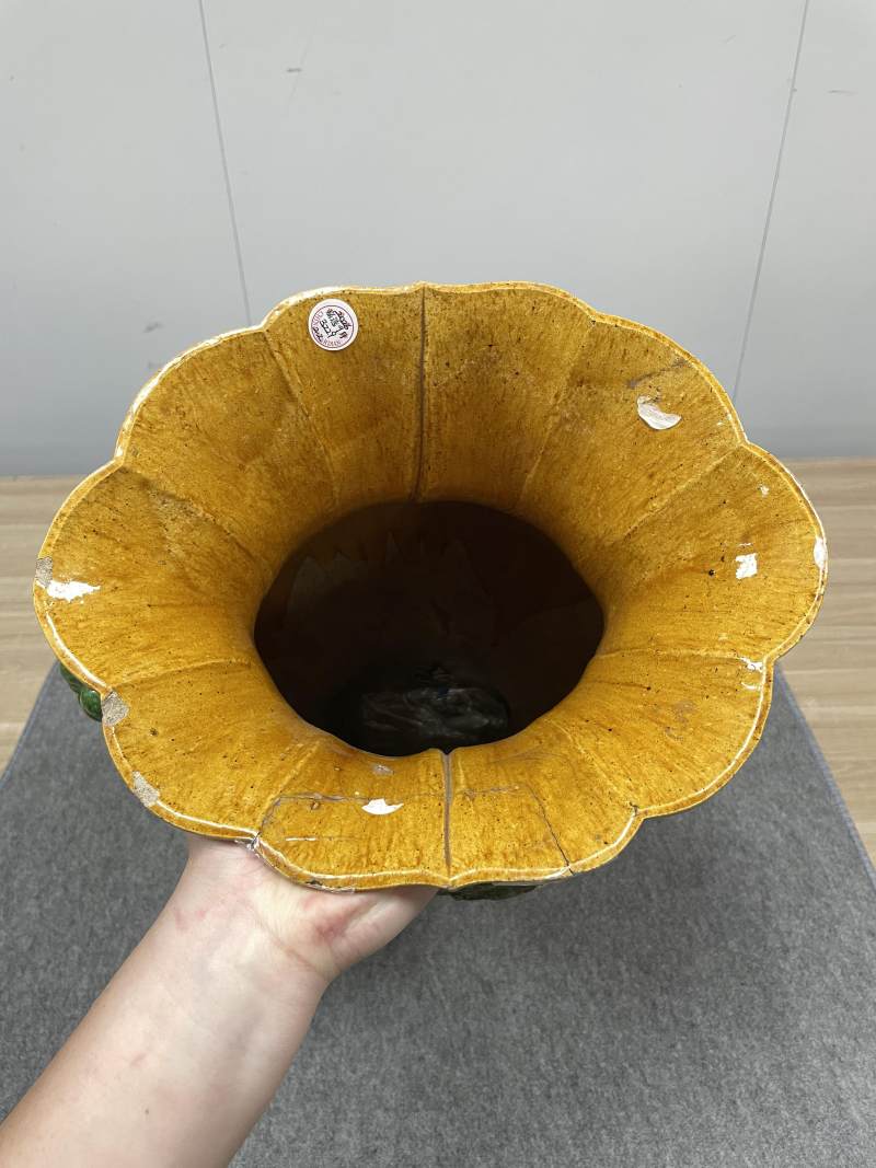 清 珐华鱼化龙纹海棠形狮耳大尊 - 图21
