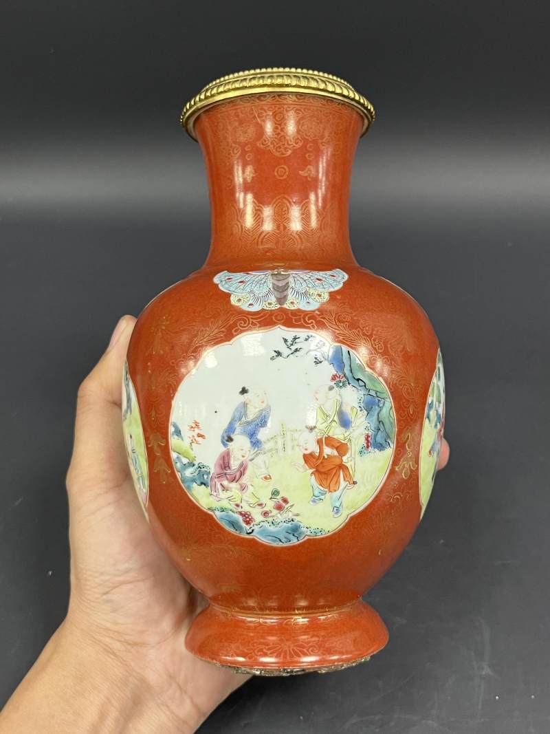 清乾隆 珊瑚红釉描金花卉开光粉彩婴戏图蝶耳尊一对 - 图6