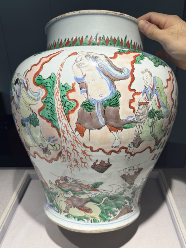 清康熙 青花五彩八仙闹海图大盖罐 - 图8