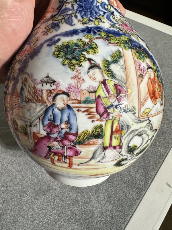 清乾隆 青花加彩开窗山水人物瓶 - 图5