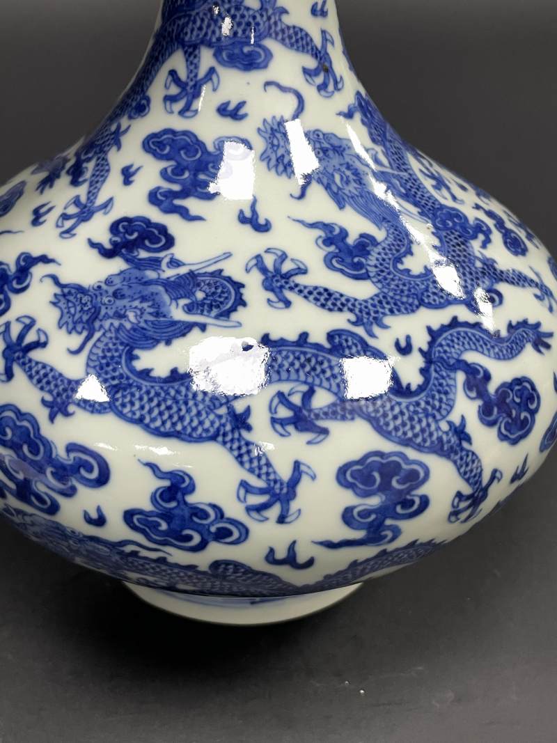 清道光 青花九龙图荸荠瓶 - 图15