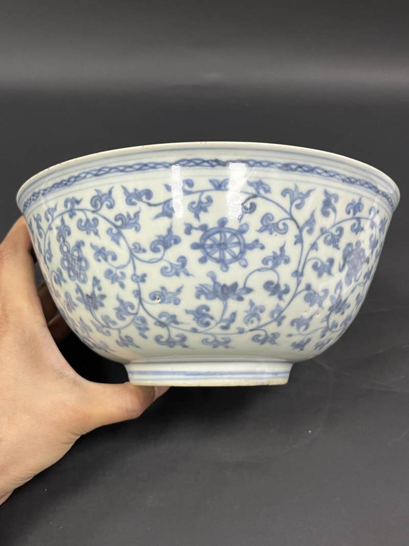 明中期 青花缠枝莲托八宝纹大碗 - 图5