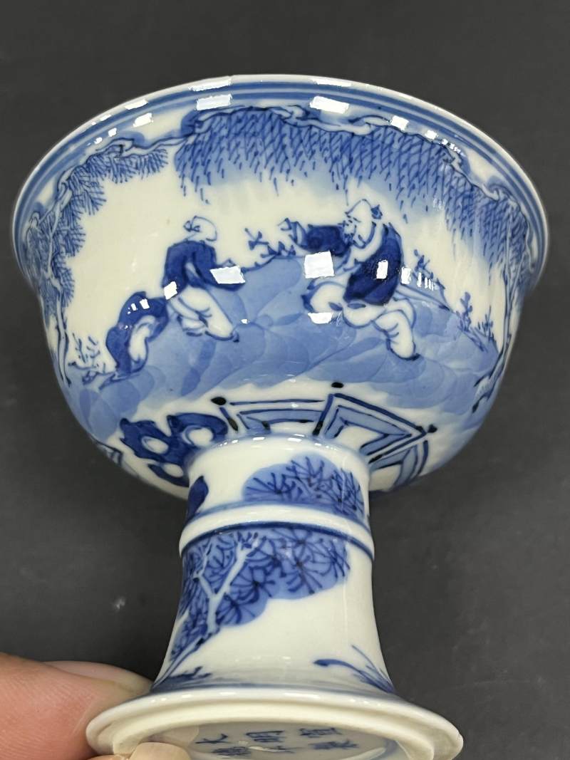 清乾隆 仿宣德青花内梵文外高士图高足杯 - 图3