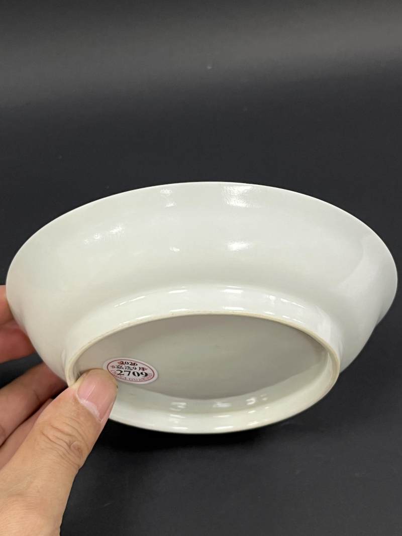 清早期 仿明白釉暗刻云龙纹盘 - 图3