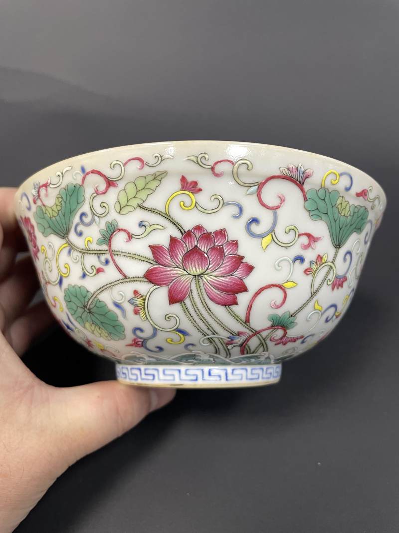 清宣统 内青花外粉彩荷塘图碗 - 图2