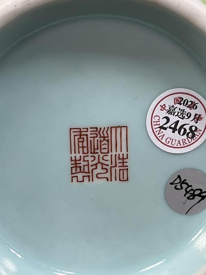 清道光 粉彩落花流水游鱼图瓶 - 图7