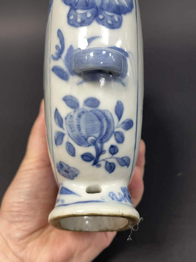 清嘉庆 青花瓜瓞绵绵开光山水人物诗文穿带扁瓶 - 图7
