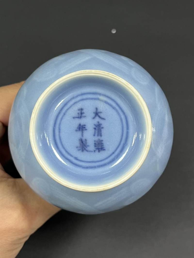 清晚期-民国 天蓝釉凸花螭龙纹兽耳小瓶 - 图8