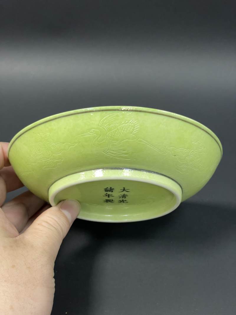 清光绪 秋葵绿釉暗刻云龙纹盘一对 - 图14
