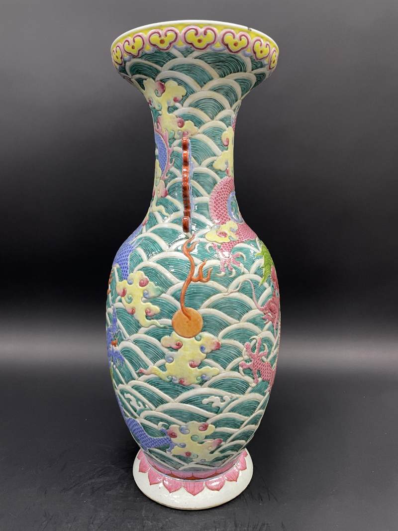 清中期 粉彩凸花海水龙纹螭耳大瓶 - 图5