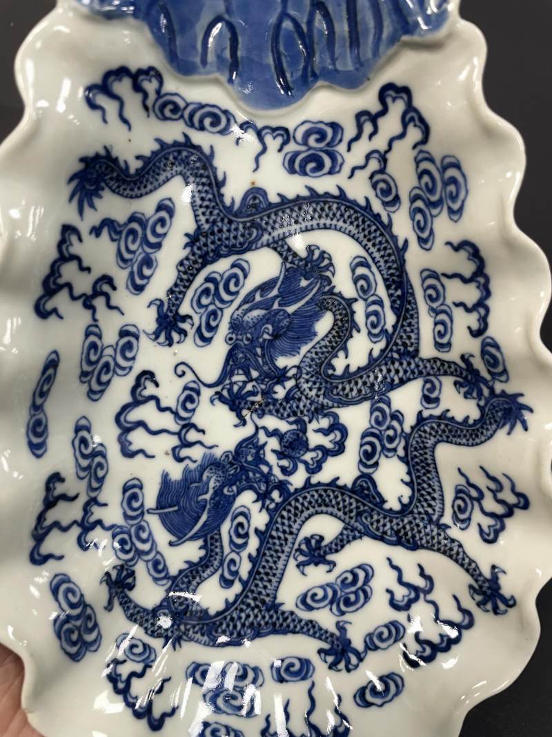 清宣统 内青花云龙纹外粉彩折枝花卉纹荷叶形盘 - 图4
