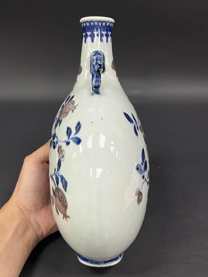 清乾隆 青花釉里红瑞果纹抱月瓶 - 图5