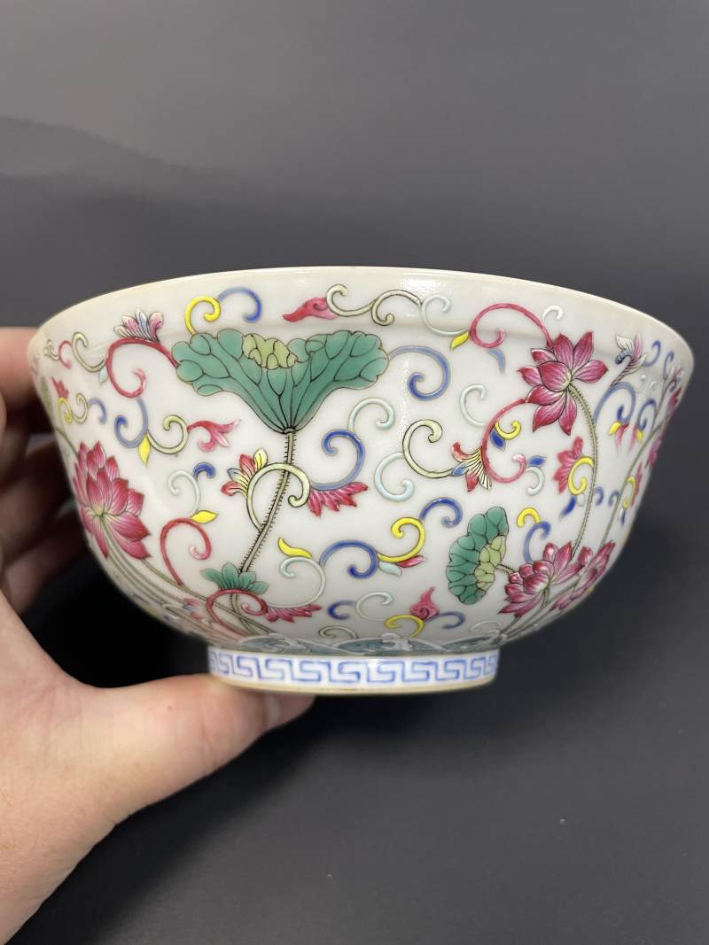 清宣统 内青花外粉彩荷塘图碗 - 图3