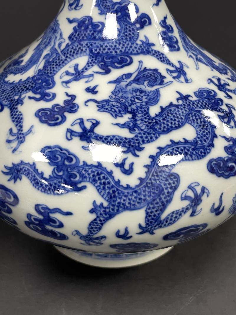 清道光 青花九龙图荸荠瓶 - 图16