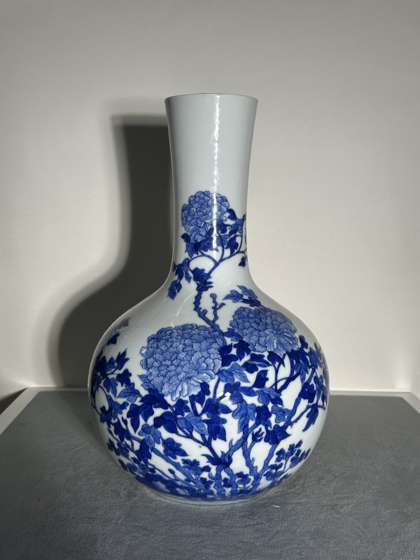 清晚期 青花花卉天球瓶 - 图2