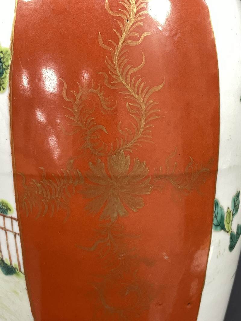 清乾隆 珊瑚红地描金花卉开光粉彩高士花卉纹瓶 - 图9