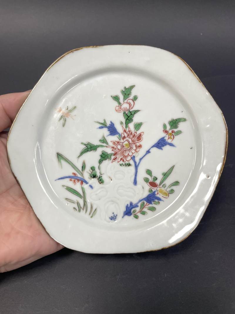 明天启 青花五彩洞石花卉纹盘一对 - 图11