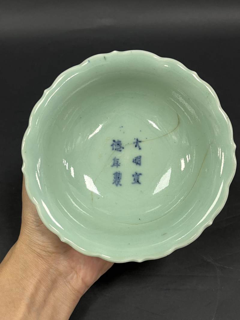 明晚期 仿宣德青釉暗刻花卉纹花口盘 - 图2