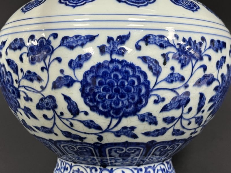 清乾隆 青花缠枝莲纹赏瓶 - 图10