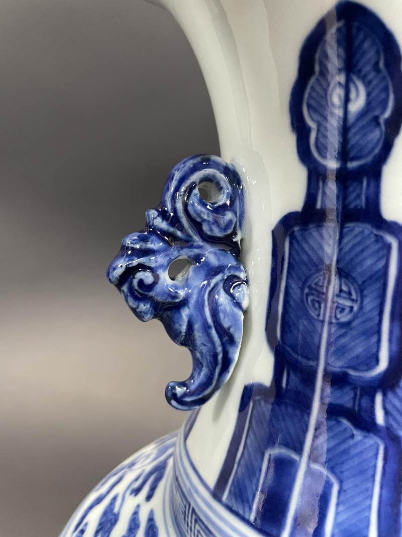 清乾隆 青花云蝠八宝纹花耳瓶 - 图7