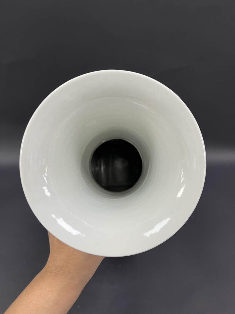 清晚期 墨地素三彩四季花卉纹天圆地方瓶一对 - 图6