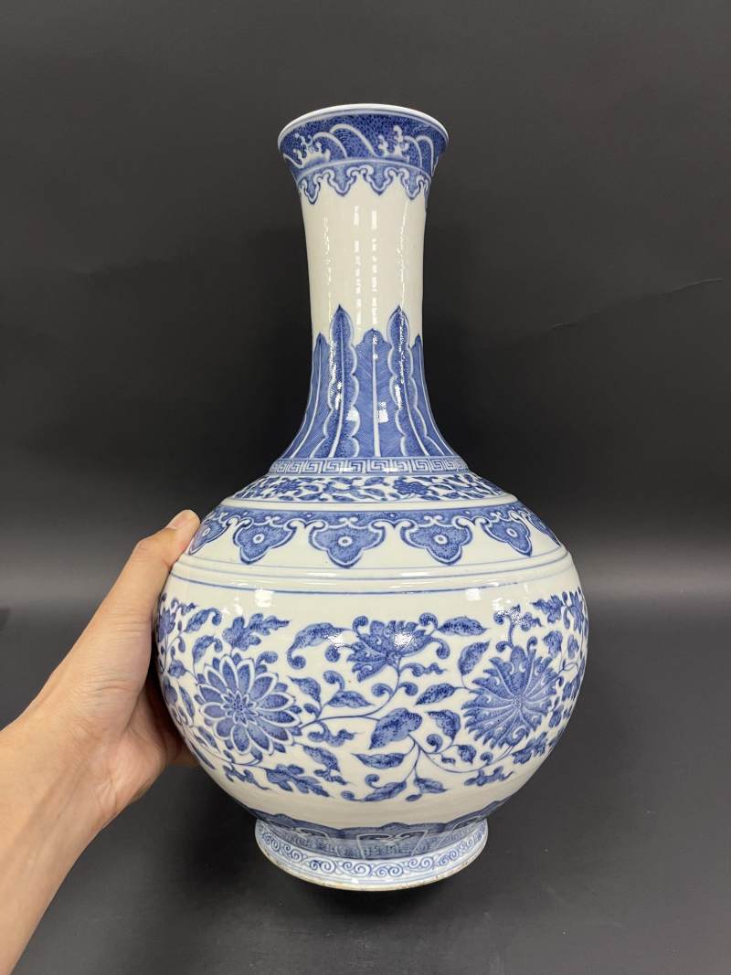 清晚期 青花缠枝莲纹赏瓶 - 图4