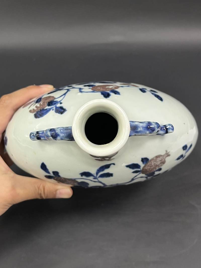 清乾隆 青花釉里红瑞果纹抱月瓶 - 图6