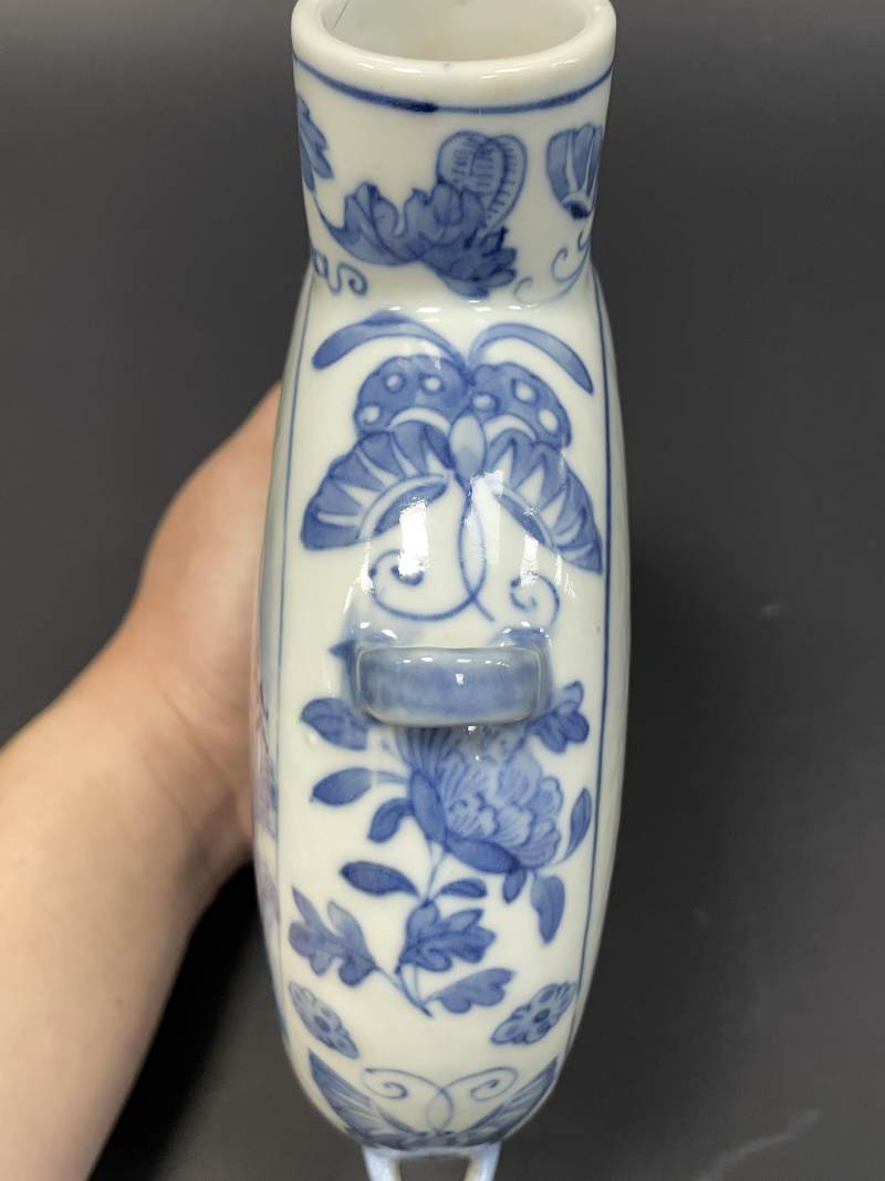 清嘉庆 青花瓜瓞绵绵开光山水人物诗文穿带扁瓶 - 图8