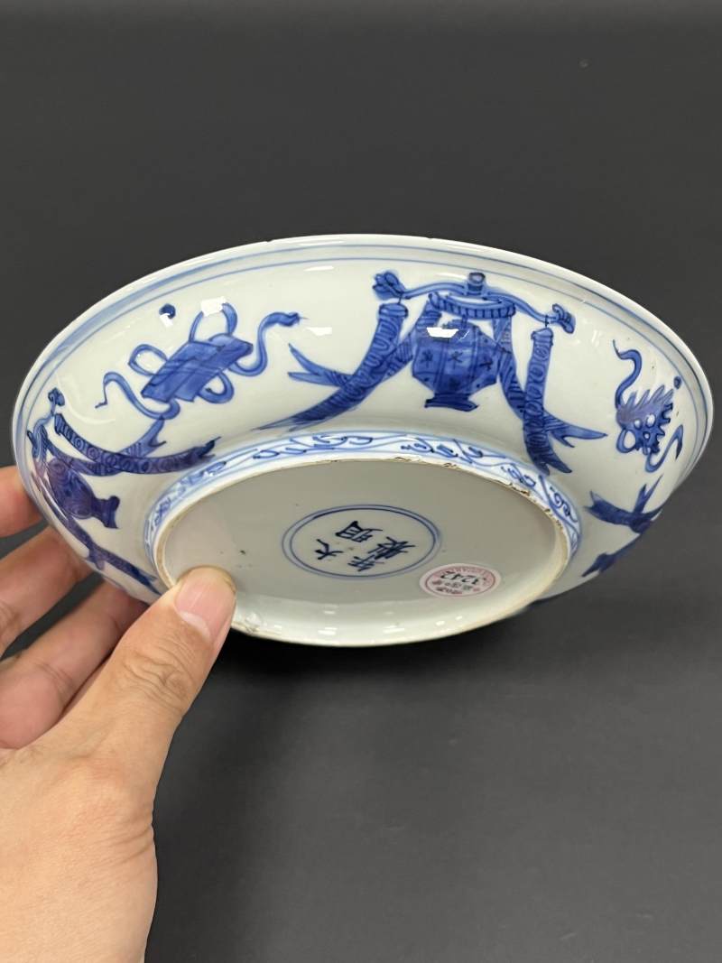 明万历 青花胡人献宝图盘 - 图4