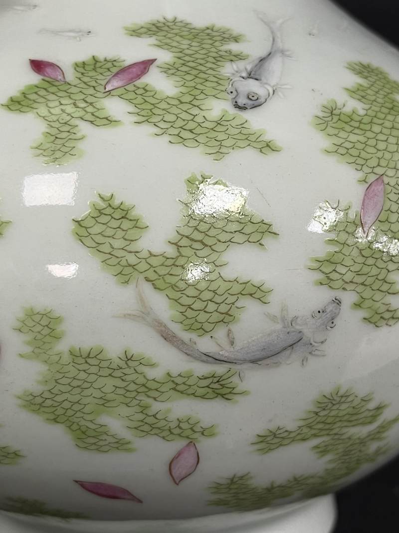 清道光 粉彩落花流水游鱼图瓶 - 图9