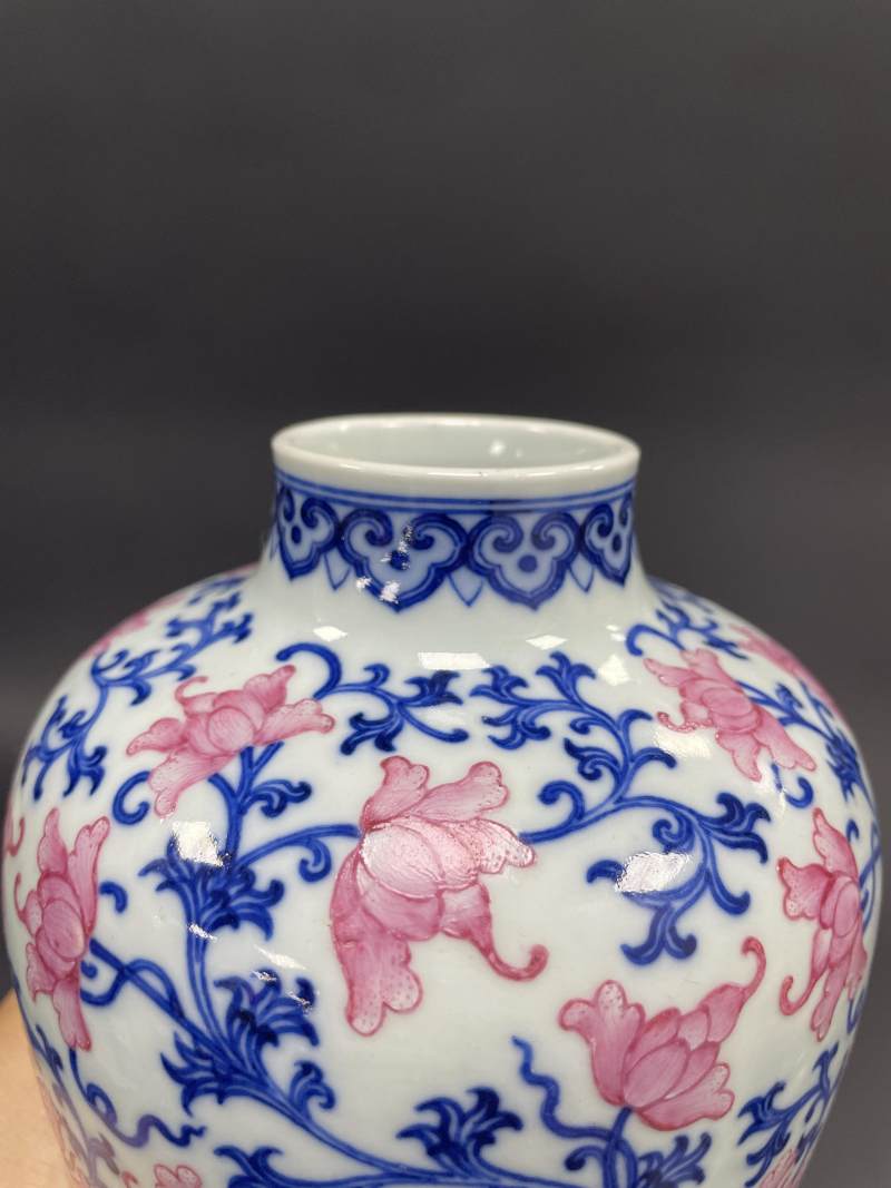 清中期 青花胭脂红缠枝莲纹灯笼瓶 - 图11