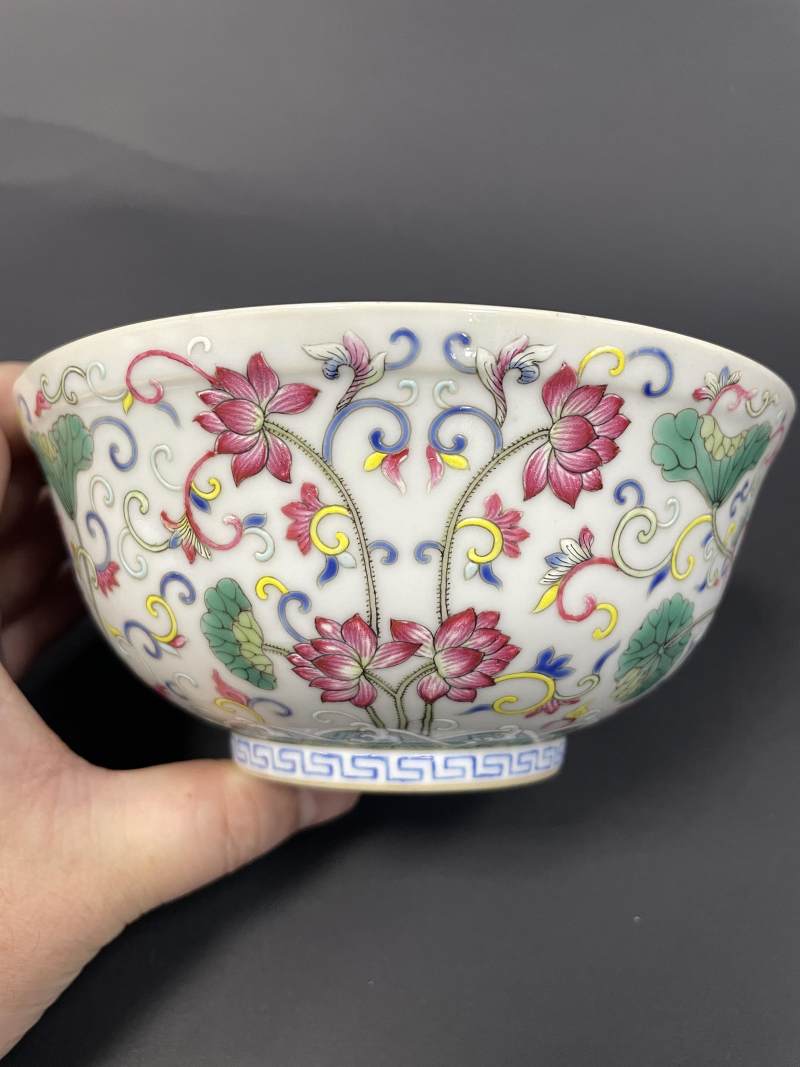 清宣统 内青花外粉彩荷塘图碗 - 图4
