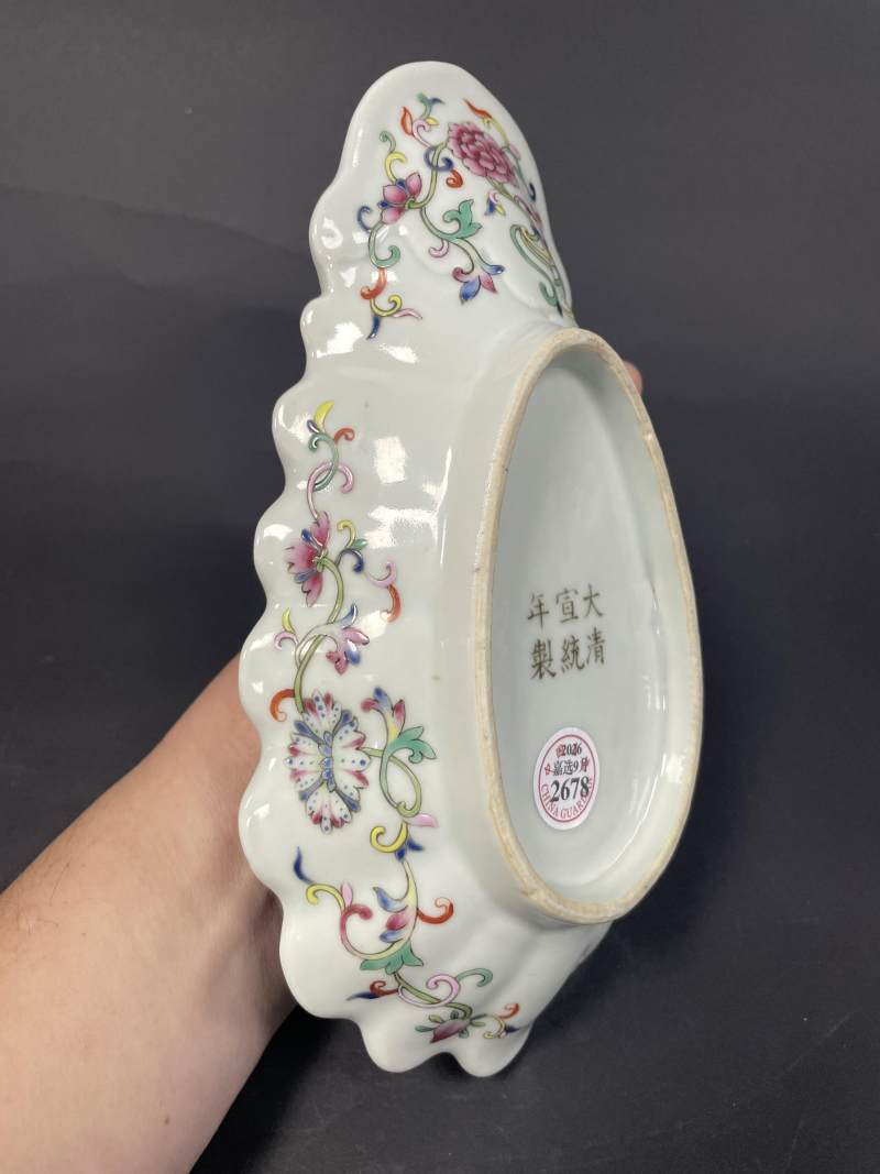 清宣统 内青花云龙纹外粉彩折枝花卉纹荷叶形盘 - 图5